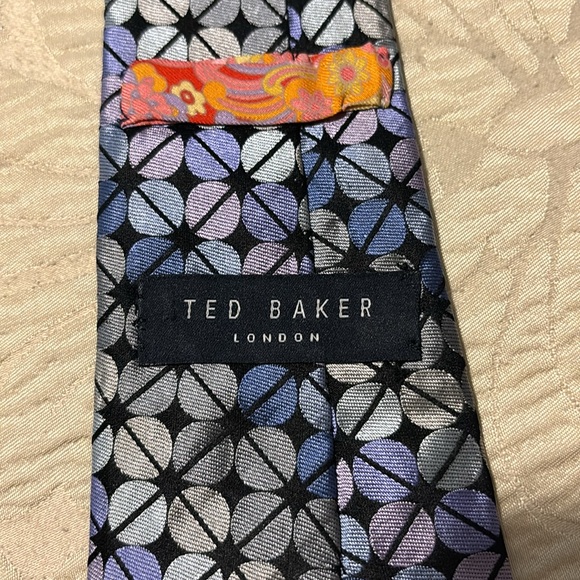 Beautiful hand tailored silk tie by Ted Baker - Picture 4 of 4